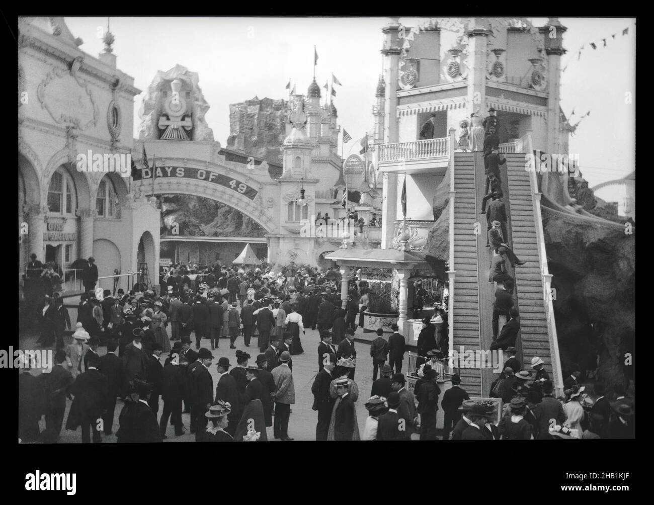 Luna Park, Coney Island, Eugene Wemlinger, nitrato di cellulosa negativo, 1909, 3 1/2 x 5 1/2 pollici, 8,9 x 14 cm, parco divertimenti, Oceano Atlantico, attrazioni, Brooklyn, Storia di Brooklyn, costa, comunità costiera, Coney Island, folla, Inizio 20th secolo, Brooklyn, East Coast, Eastern Seaboard, scala mobile, Helter Skelter, storica Brooklyn, Lost Brooklyn, New York state, vecchia Brooklyn, giro, scivolo, torre Foto Stock