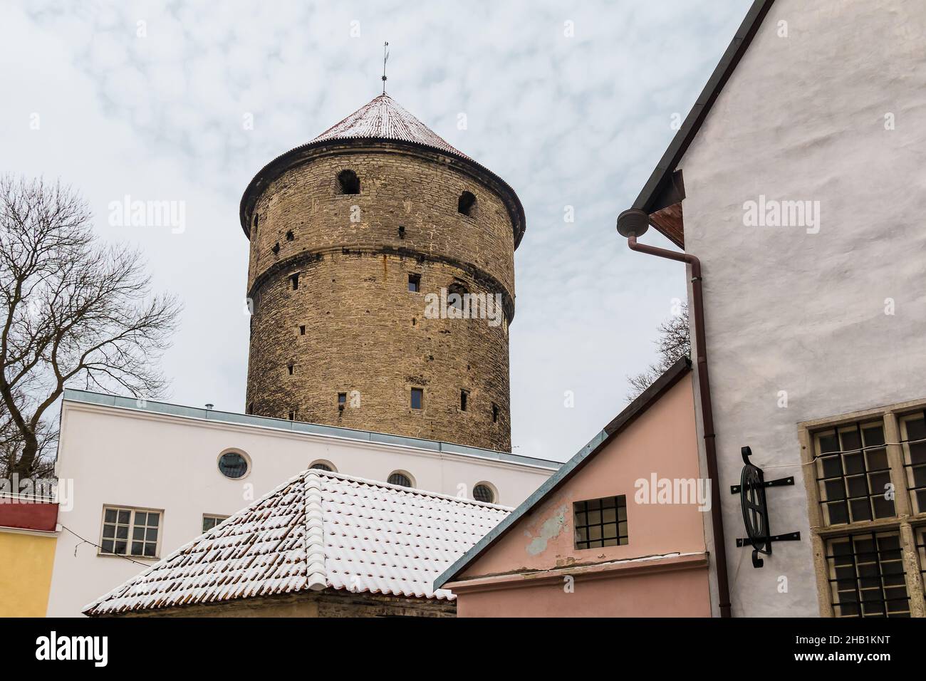 Vista ad angolo basso degli edifici e della Torre Kiek in de Kok nella giornata invernale sovrastante, la Città Vecchia di Tallinn, Estonia Foto Stock