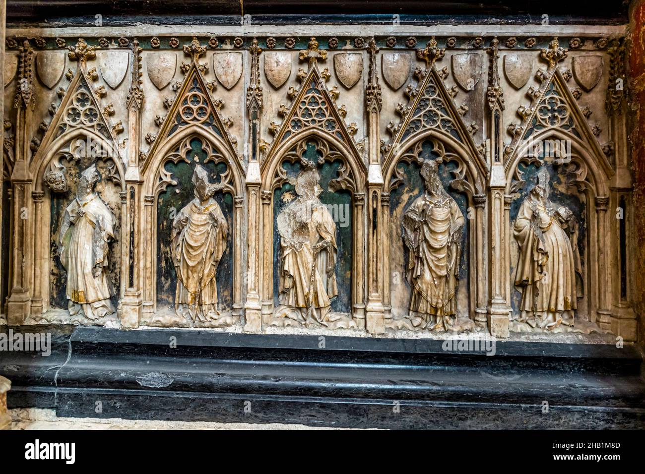 Cathédrale Saint-Just et Saint-Pasteur a Narbonne, Francia. La Cattedrale con transetto e coro alto 40m e arazzi fu costruita tra il 1272 e il 1340, ma non fu mai completata. I volti delle sculture sulla tomba di un vescovo sono stati distrutti senza riconoscimento nel corso della Rivoluzione francese Foto Stock