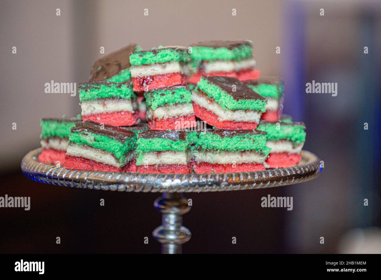 Deliziosi biscotti arcobaleno italiani accatastati su vassoio di biscotti argentati al bar dessert Foto Stock
