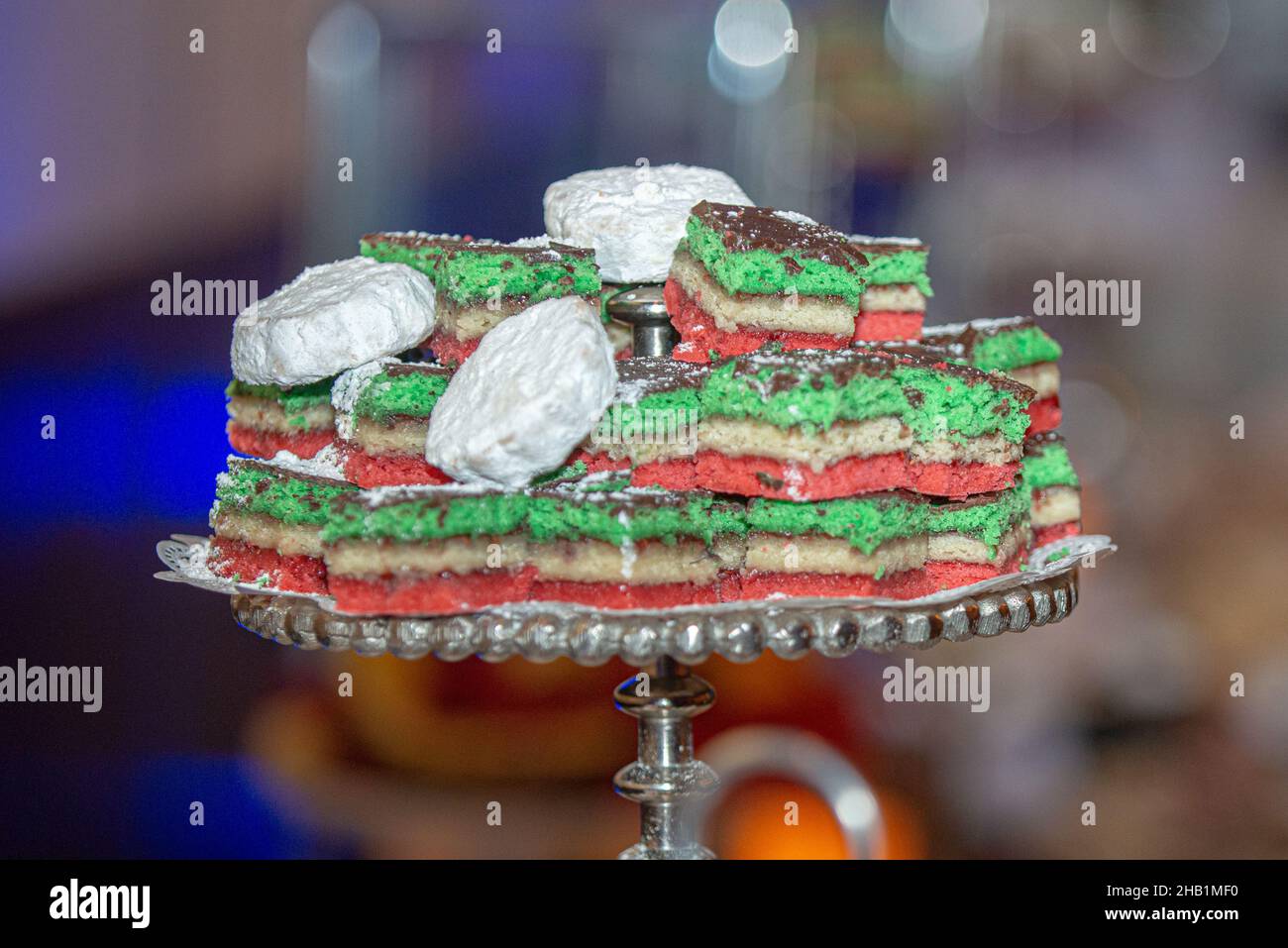 Deliziosi biscotti arcobaleno italiani accatastati su vassoio di biscotti argentati al bar dessert Foto Stock