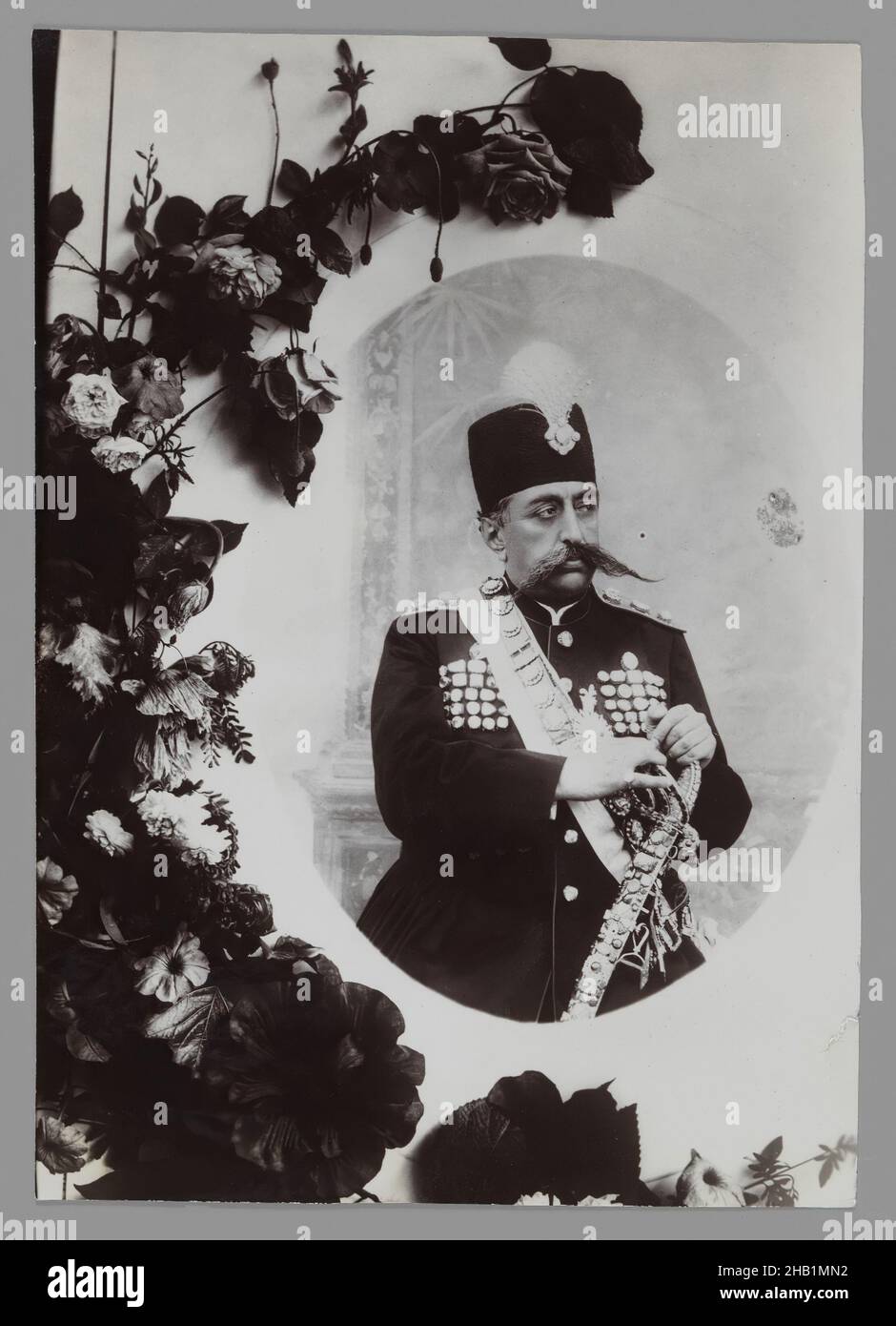 Fotografia di una fotografia di Mozaffar al-DIN Shah in Coronation Regalia, una delle 274 fotografie d'epoca, gelatina argento stampa carta, fine 19th-inizio 20th secolo, Qajar, periodo Qajar, 4 5/8 x 3 1/4 pollici, 11,7 x 8,3 cm Foto Stock