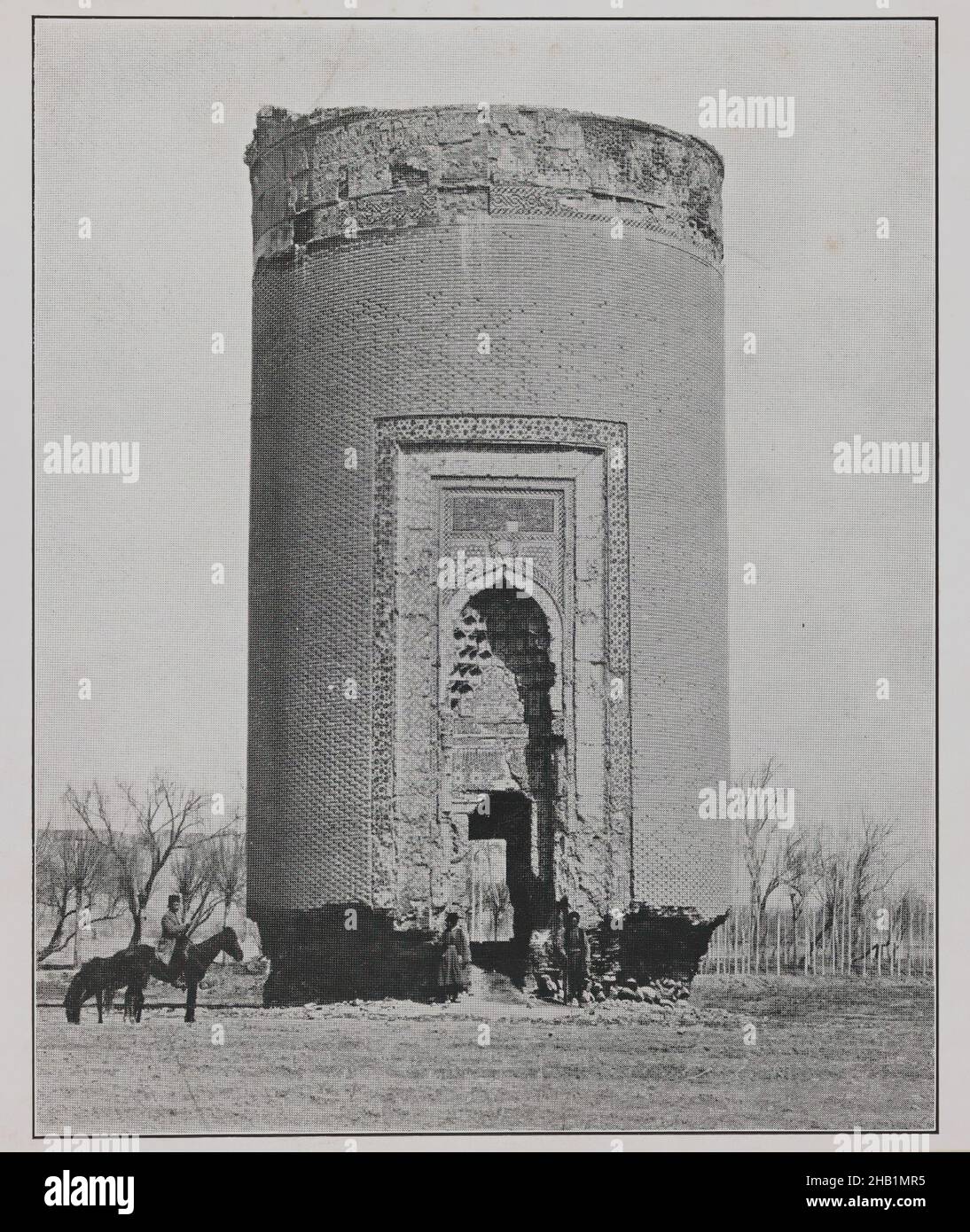 Una delle 274 fotografie vintage, inchiostro stampato su carta, fine 19th-inizio 20th secolo, Qajar, periodo Qajar, 5 7/8 x 5 5/16 pollici, 15 x 13,5 cm, architettura, fotografia, fotografia, torre Foto Stock