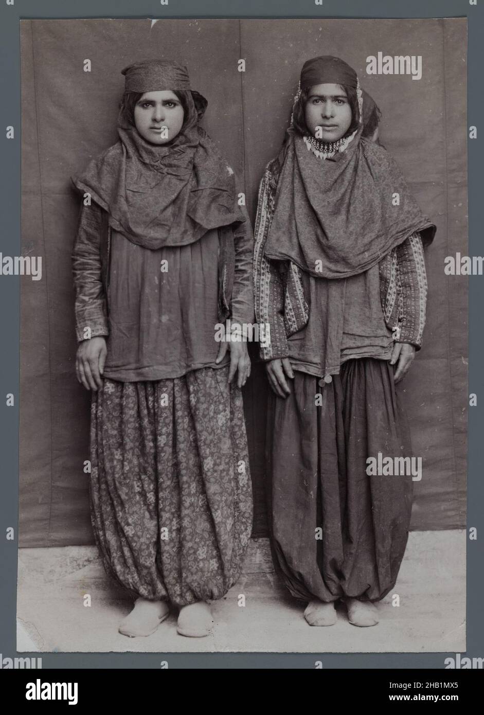 Due donne in posa in costumi provinciali tra cui Pantaloons Chaqchur, una delle 274 fotografie d'epoca, fotografia d'argento albume, fine 19th-inizio 20th secolo, Qajar, periodo Qajar, 5 3/8 x 3 3/4 pollici, 13,6 x 9,6 cm Foto Stock