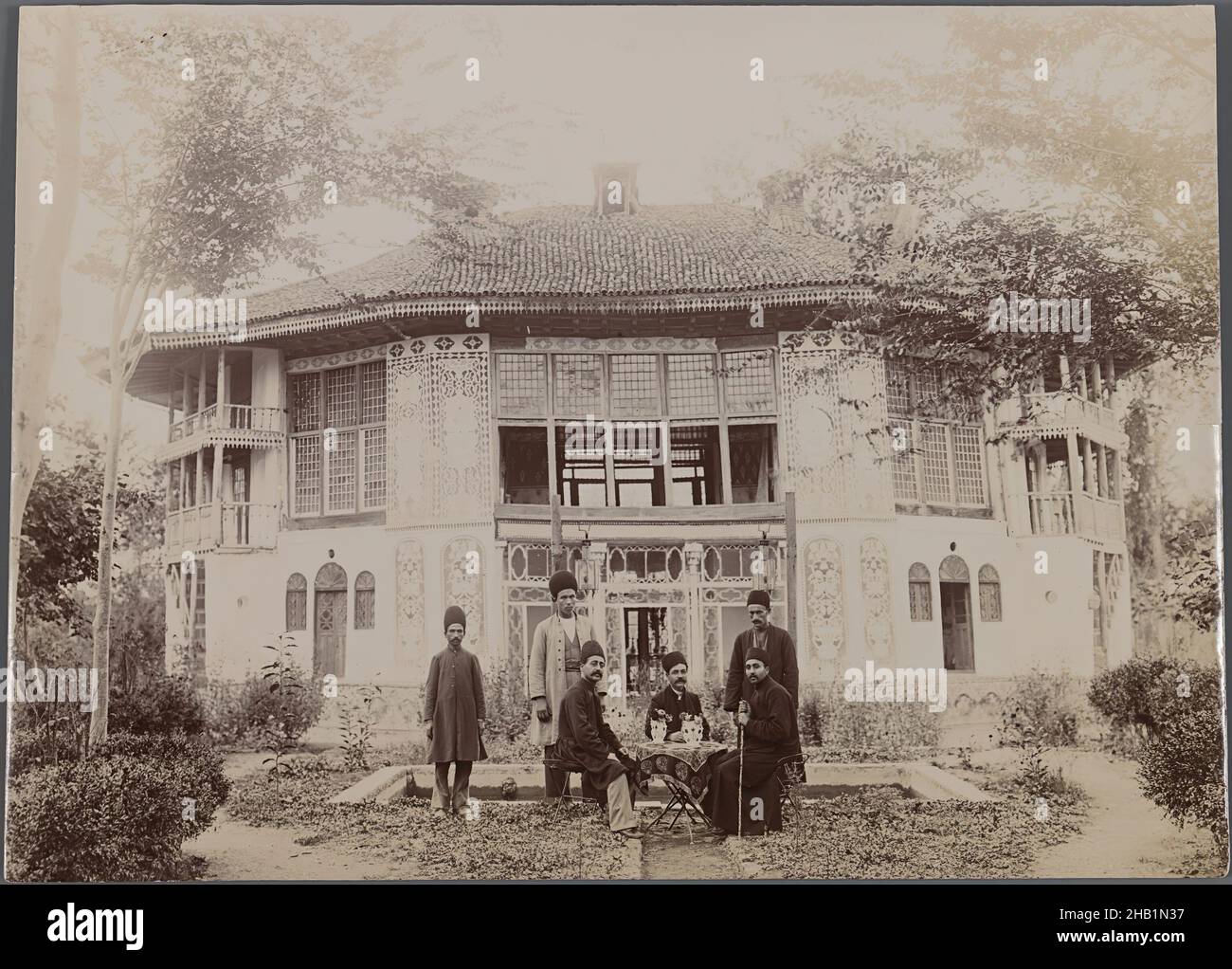 Prendere il tè fuori da un palazzo, una delle 274 fotografie d'epoca, gelatina argento fotografia su carta stampata, fine 19th-inizio 20th secolo, Qajar, periodo Qajar, 6 1/2 x 9 in., 16,5 x 22,8 cm, architettura, Iran, architettura islamica, paesaggio, palazzo, Persia, fotografia, re, tè Foto Stock