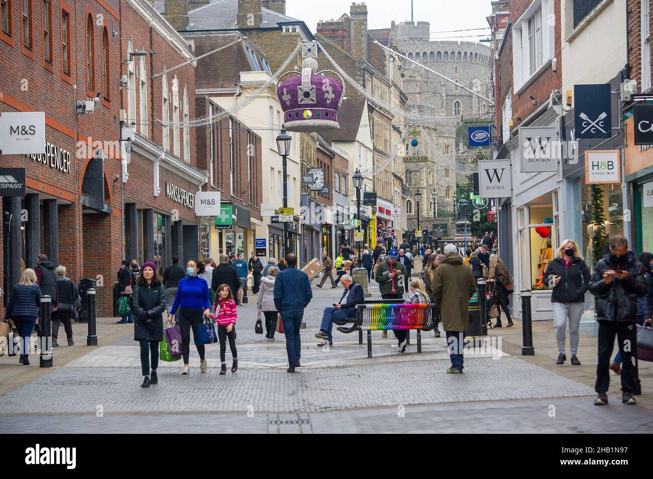 Windsor, Berkshire, Regno Unito. 16th dicembre 2021. Gli acquirenti di Natale sono stati fuori a Windsor oggi. Alcune persone indossavano le maschere facciali mentre camminavano per la città. Poco meno di 90k nuovi casi positivi di Covid-19 sono stati registrati nelle ultime 24 ore ancora una volta battendo tutti i record nel Regno Unito da quando il Covid-19 Pandemic ha cominciato. Alcune persone sui social media ora si riferiscono al Regno Unito come Plague Island. Oggi è stato annunciato che sua Maestà la Regina sta annullando la sua festa di Natale di famiglia a Windsor la prossima settimana. Credit: Maureen McLean/Alamy Live News Foto Stock