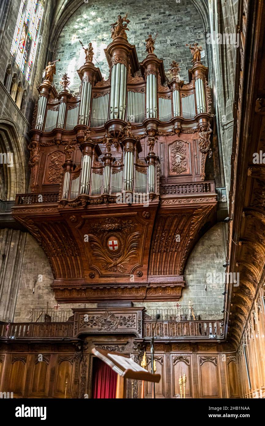 L'organo della Cattedrale di Saint-Just-et-Saint-Pasteur a Narbonne, nel dipartimento dell'Aude, in Francia, fu completato nel 1742 da Christophe Moucherel di Toul e, con i suoi 53 registri su tre manuali, è considerato uno dei migliori organi francesi del XVIII secolo. Foto Stock