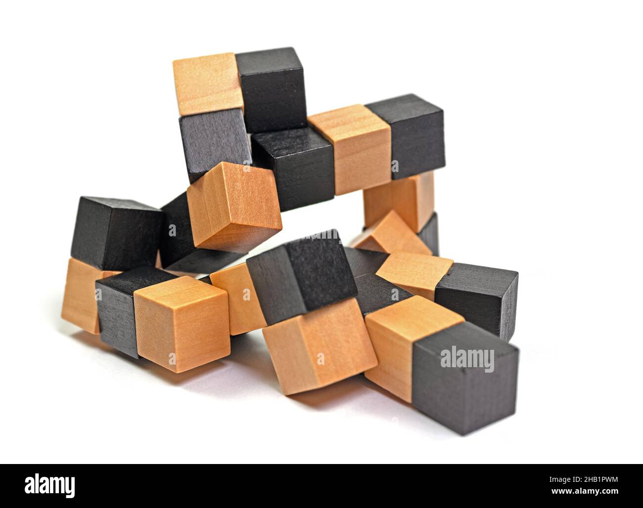 Puzzle da cubetti di legno su sfondo bianco Foto Stock