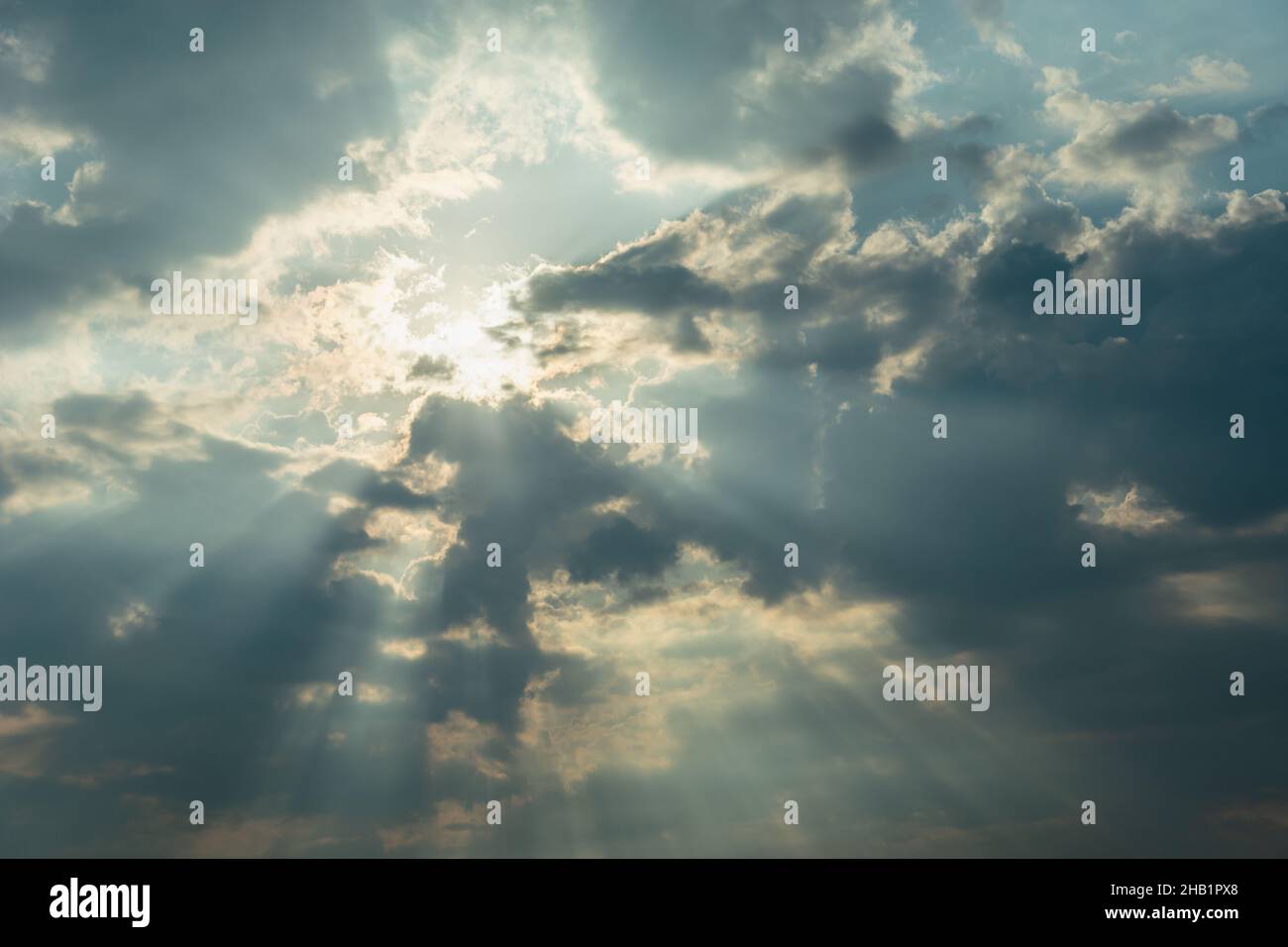 Bagliore del sole e raggi con le nuvole, cielo sfondo Foto Stock