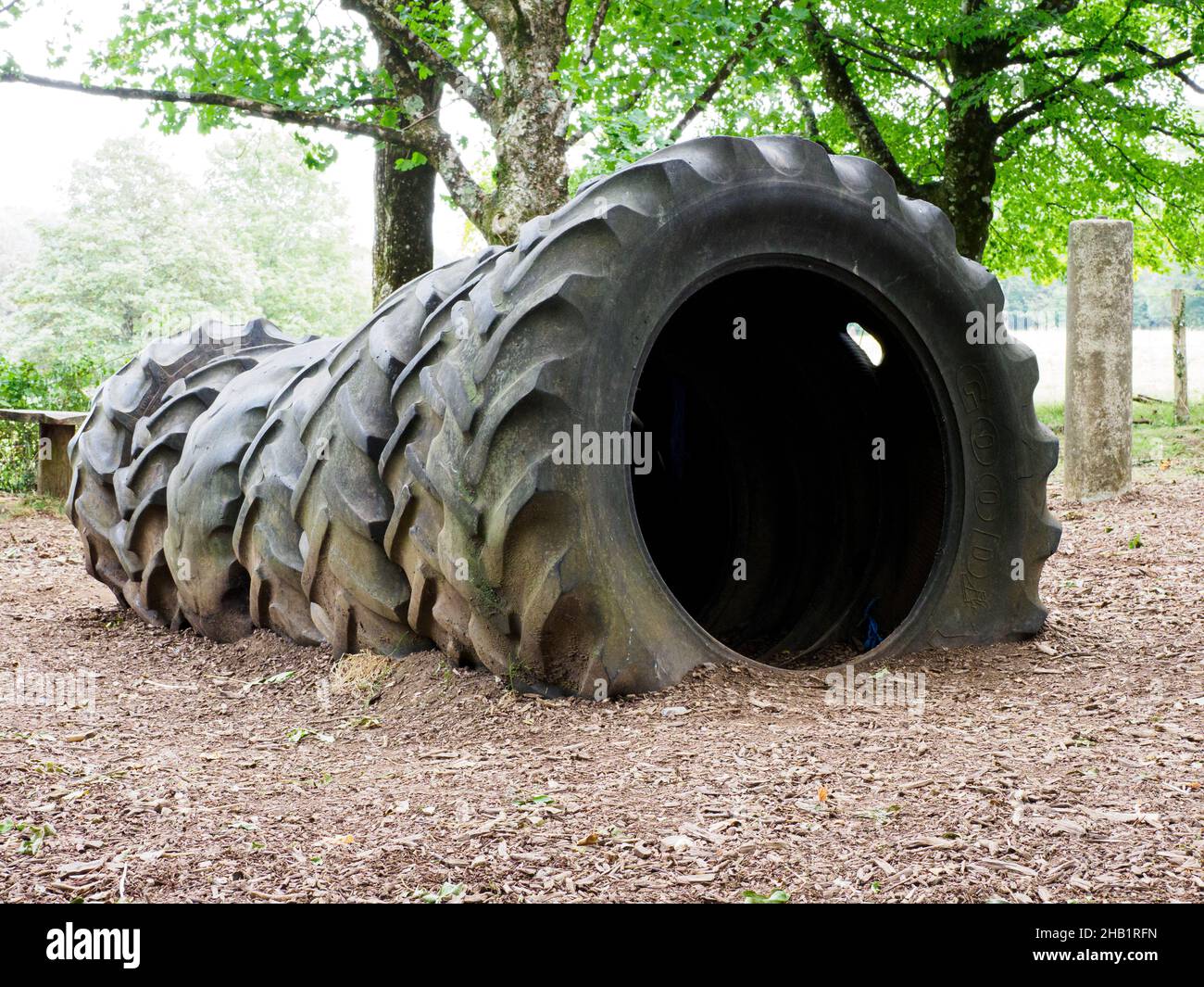Traforo pneumatico del trattore in un parco giochi boschivo, Regno Unito Foto Stock