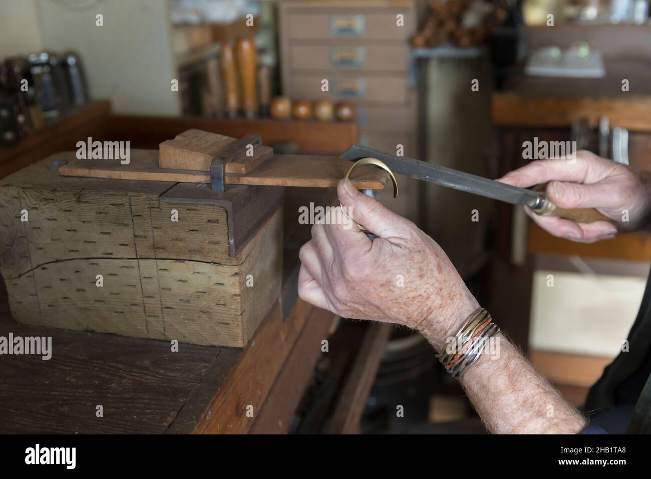 primo piano delle mani caucasiche anziane che fanno gioielli Foto Stock
