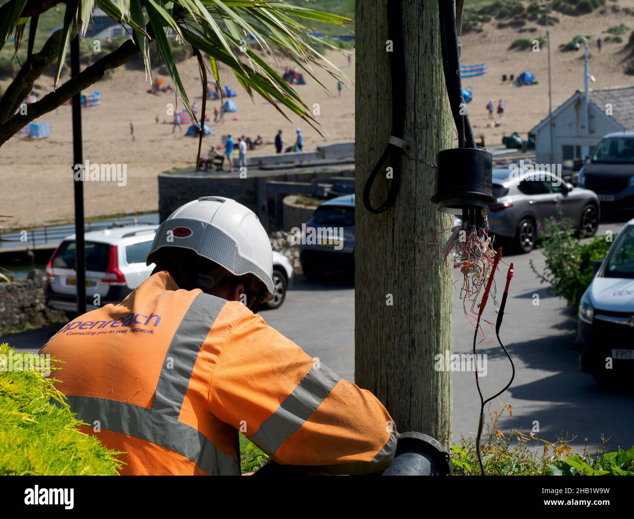 BT OpenREACH ingegnere riparazione di un guasto, Bude, Cornovaglia, Regno Unito Foto Stock