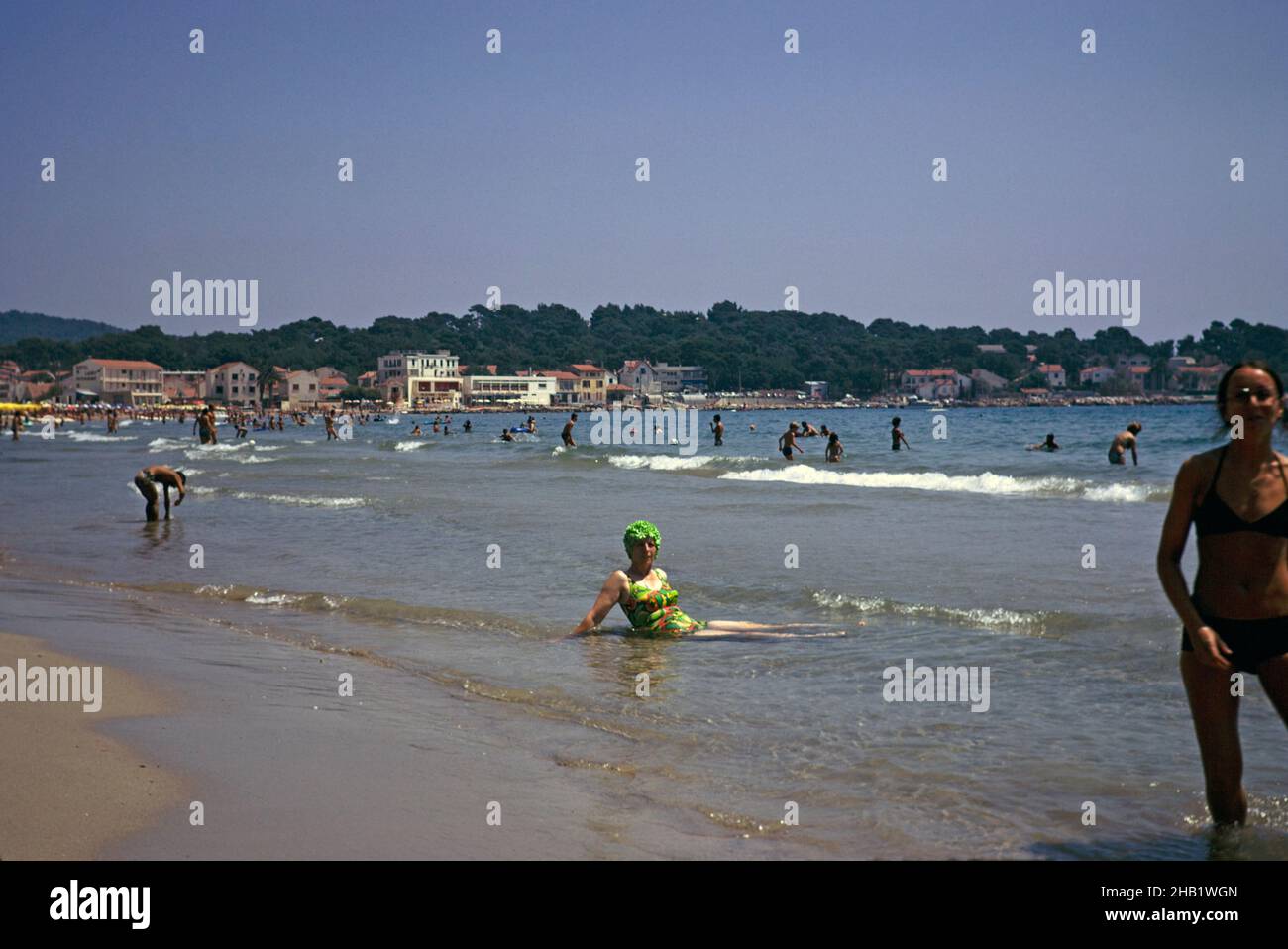 Spiaggia di sabbia a Les Sablettes, Costa Azzurra, Francia 1974 Foto Stock