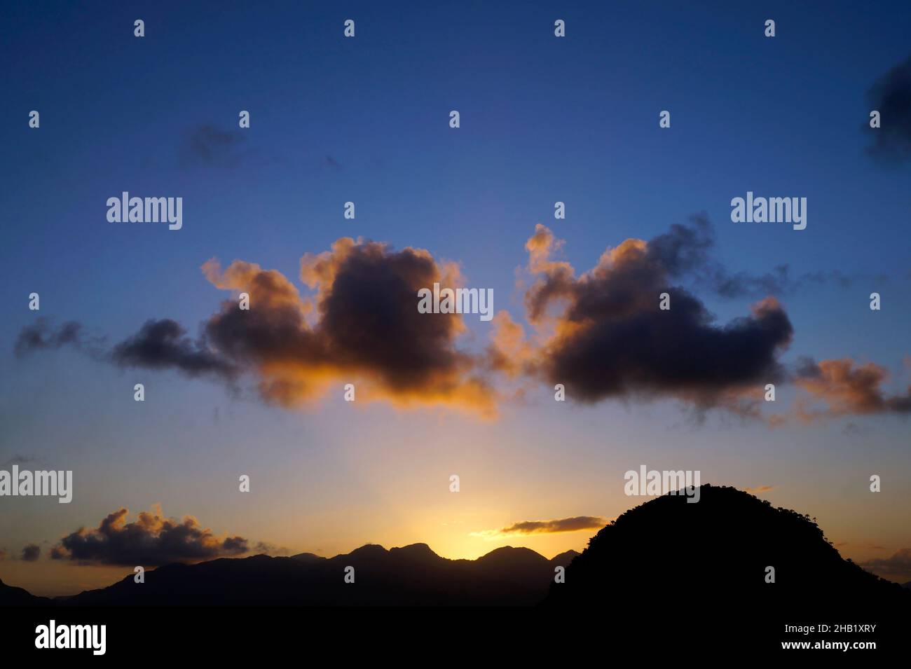 Tramonto dietro le montagne, Rio, Brasile Foto Stock