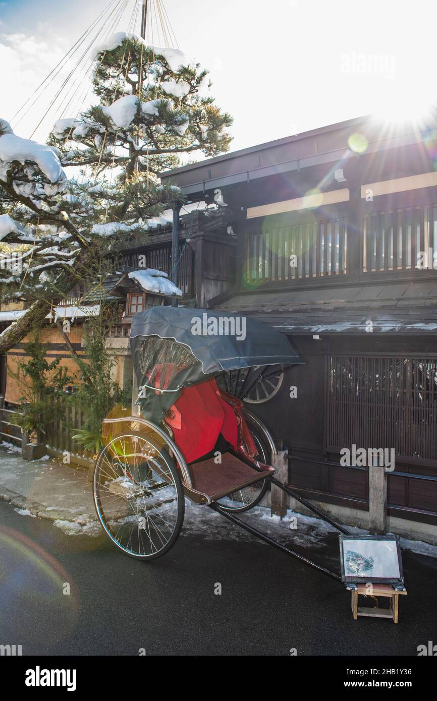 Rickshaw tradizionale nella città di Takayama Foto Stock