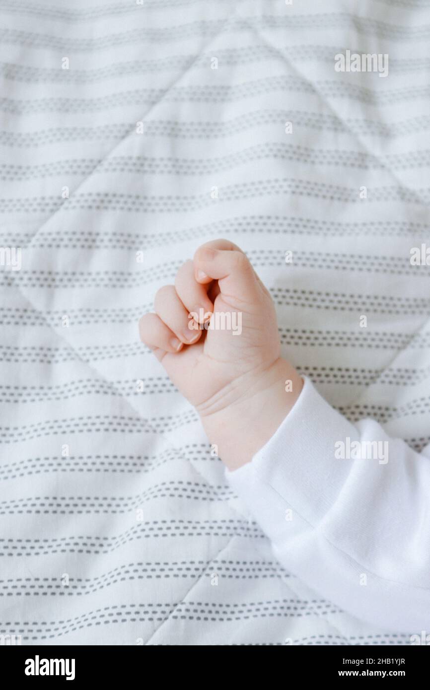 Primo piano della mano del neonato Foto Stock