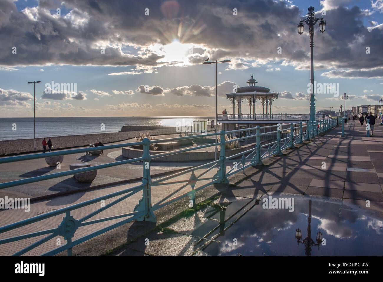 Brighton Inghilterra. Il lungomare è pieno di bar e ristoranti e essere a meno di un'ora da Londra ha reso la città una destinazione popolare. Foto Stock