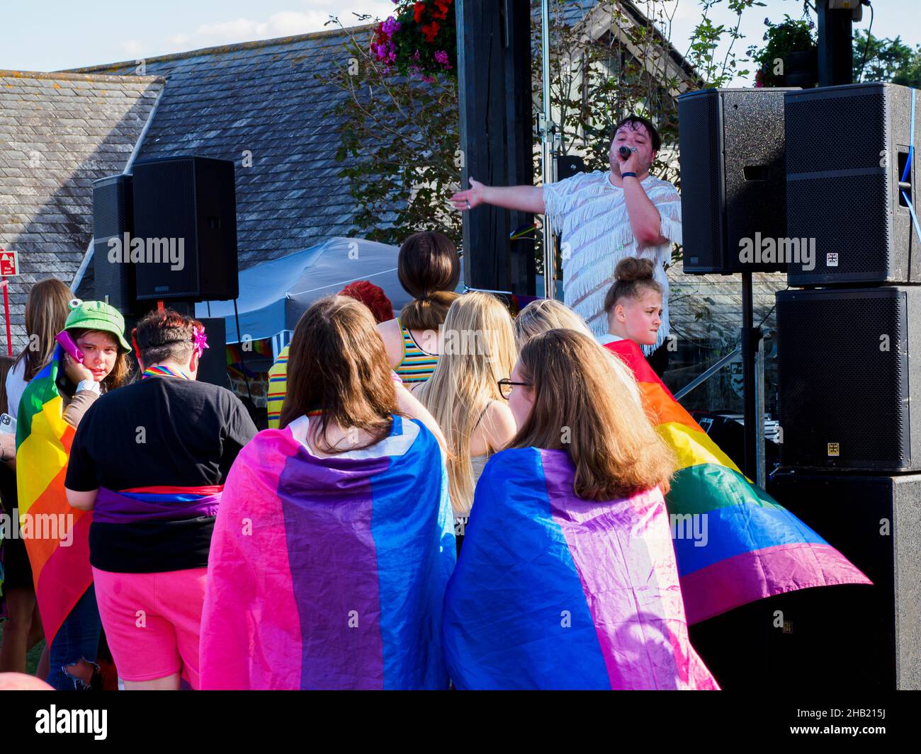 Giovani adulti all'evento Bude PRIDE 2021, Bude, Cornovaglia, Regno Unito Foto Stock