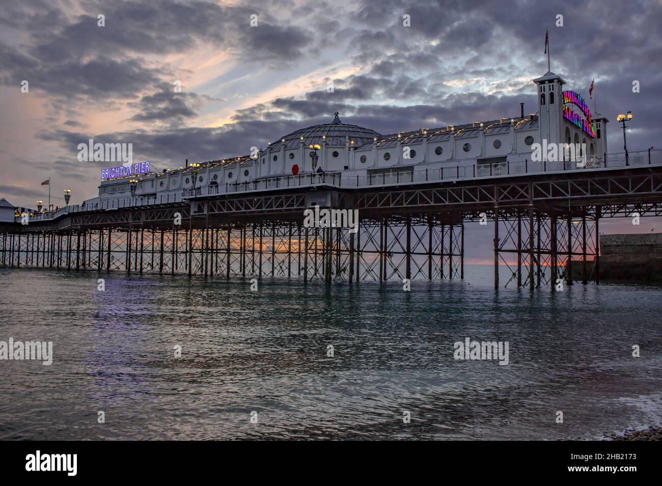 Tramonto sul molo di Brighton, Inghilterra, spiaggia del Regno Unito, Inghilterra Sumer, vacanze nel Regno Unito. Brighton Inghilterra Foto Stock