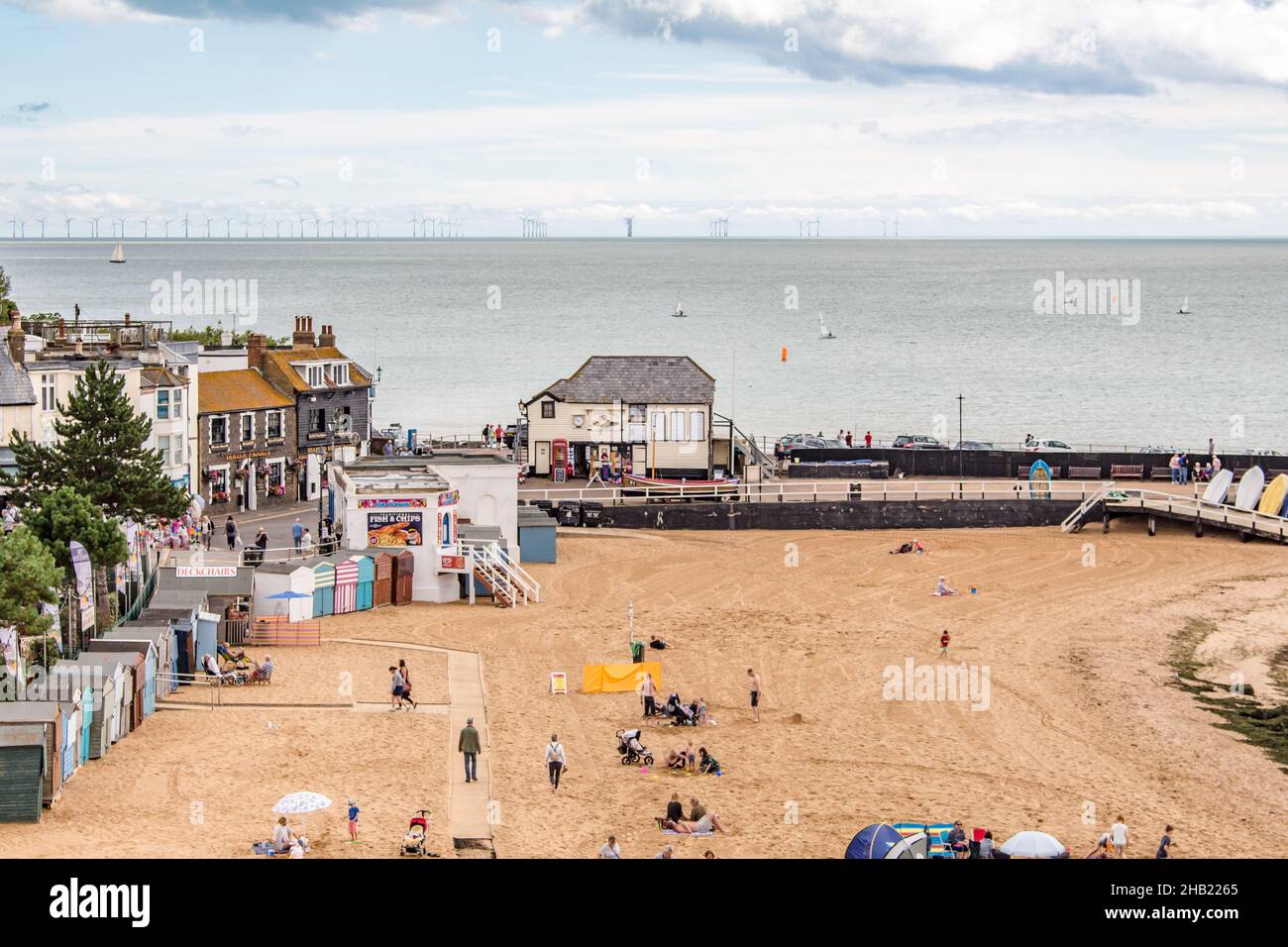 Sabbia dorata di Viking Bay Broadstairs, Thanet, Kent, UK e la storica Bleak House in una giornata estiva soleggiata.Broadstairs Kent Inghilterra Foto Stock