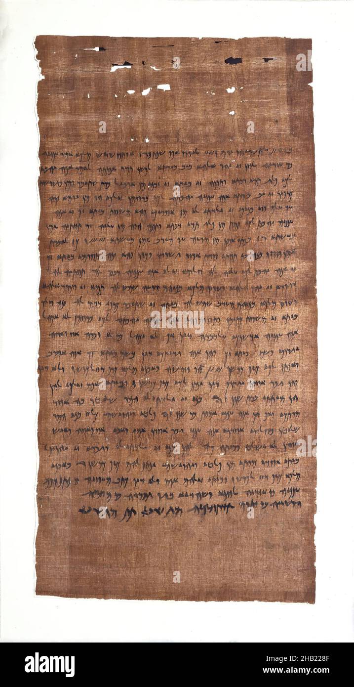 Documento di trasferimento di proprietà: Ananiah dà Tamut parte di una casa, aramaico, Papiro, inchiostro, fango, 30 ottobre 434 a.C., data scritta, Dinastia 27, periodo persiano, A: Piccola scatola di frammenti: 1 3/4 x 4 1/16 x 4 1/16 pollici, 4,5 x 10,3 x 10,3 cm, antica, archeologica, deed, documento, Famiglia, dono, Ebraico, storia ebraica, legge, legale, immobiliare, record, società, testo, transazione, scrittura Foto Stock