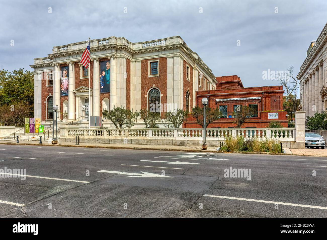 Il ramo principale della Biblioteca pubblica libera di New Haven è stato progettato da Cass Gilbert in stile neogeorgiano per armonizzarsi con altre strutture verdi di New Haven. Foto Stock