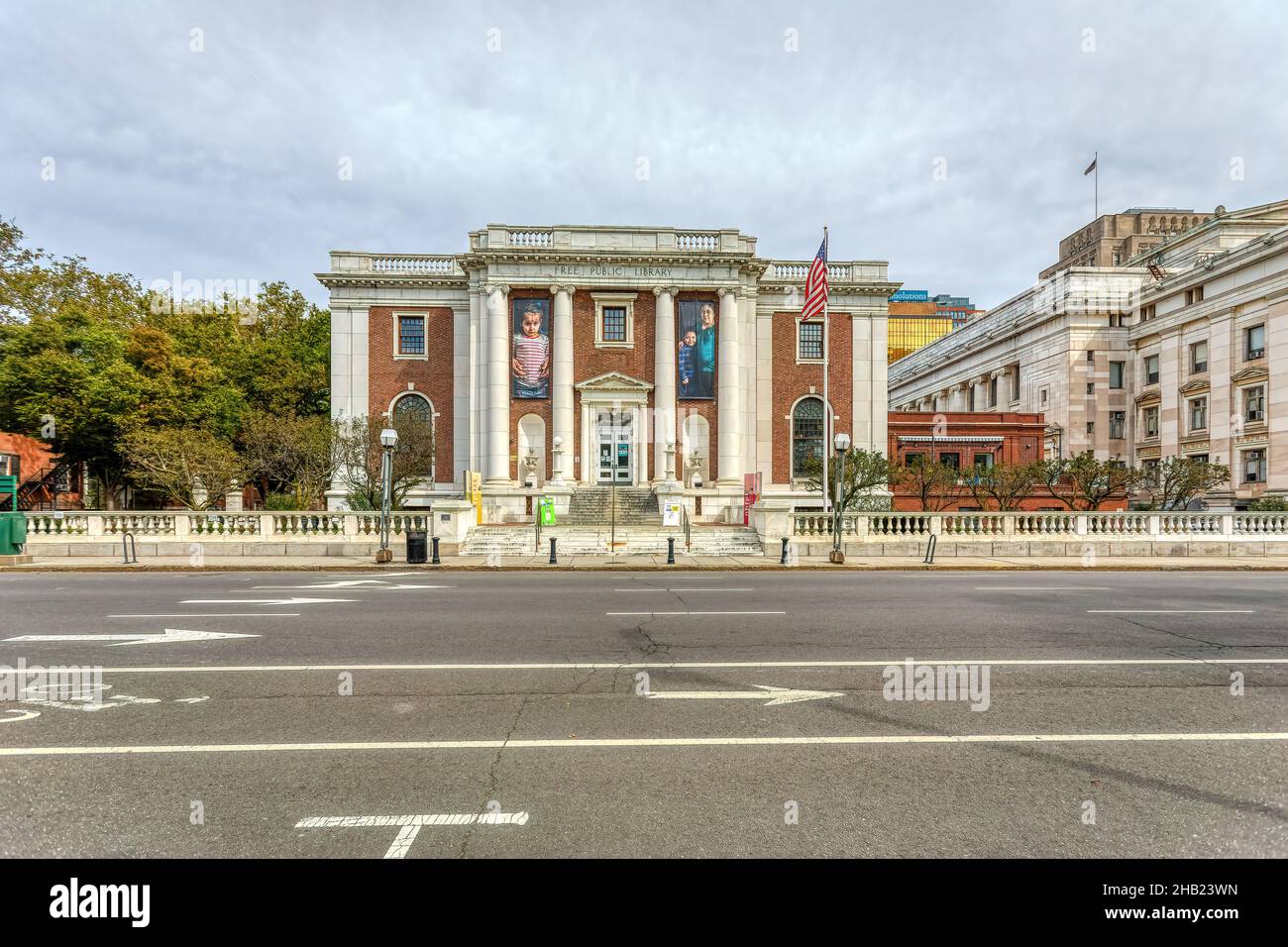 Il ramo principale della Biblioteca pubblica libera di New Haven è stato progettato da Cass Gilbert in stile neogeorgiano per armonizzarsi con altre strutture verdi di New Haven. Foto Stock