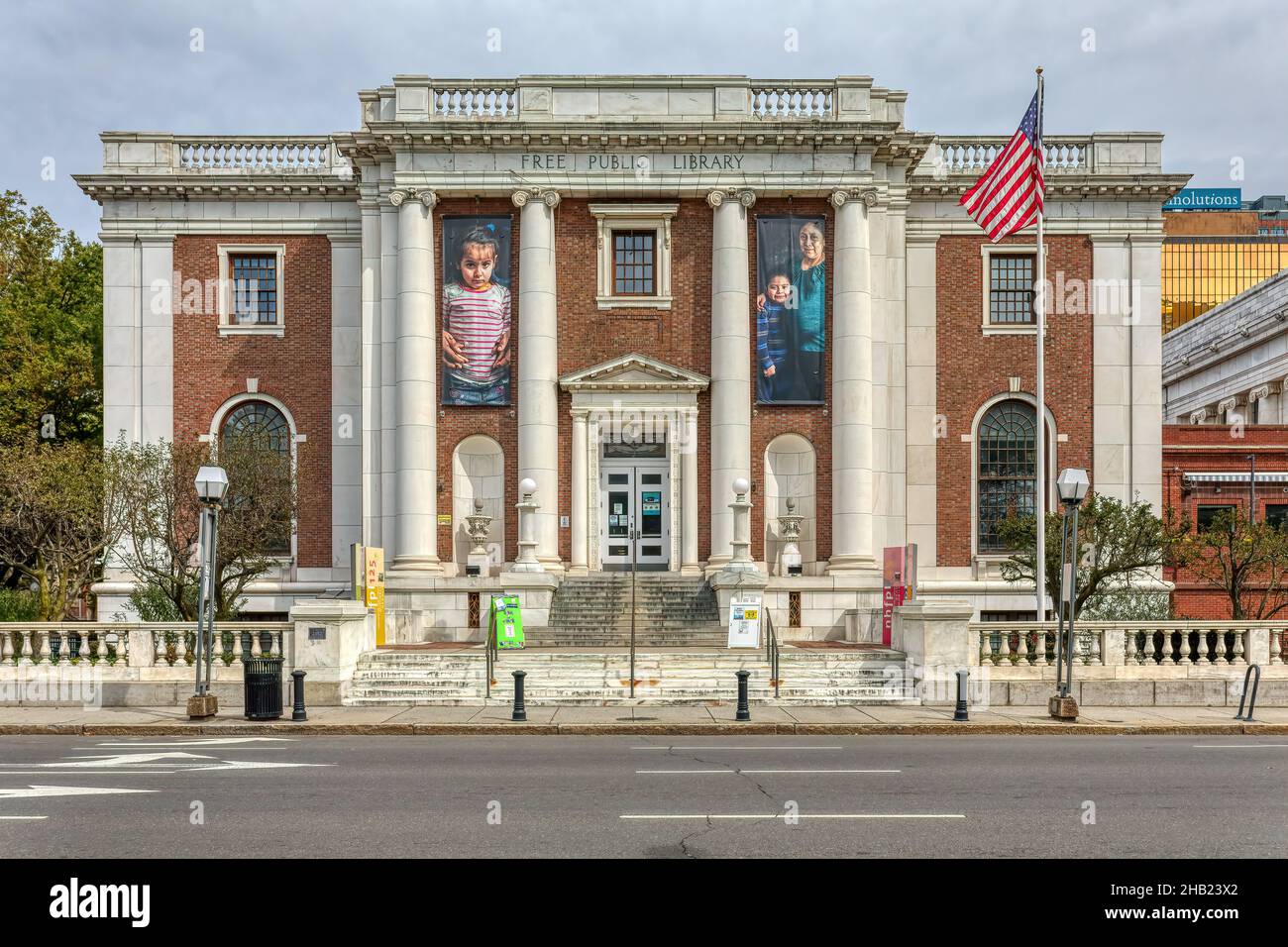 Il ramo principale della Biblioteca pubblica libera di New Haven è stato progettato da Cass Gilbert in stile neogeorgiano per armonizzarsi con altre strutture verdi di New Haven. Foto Stock