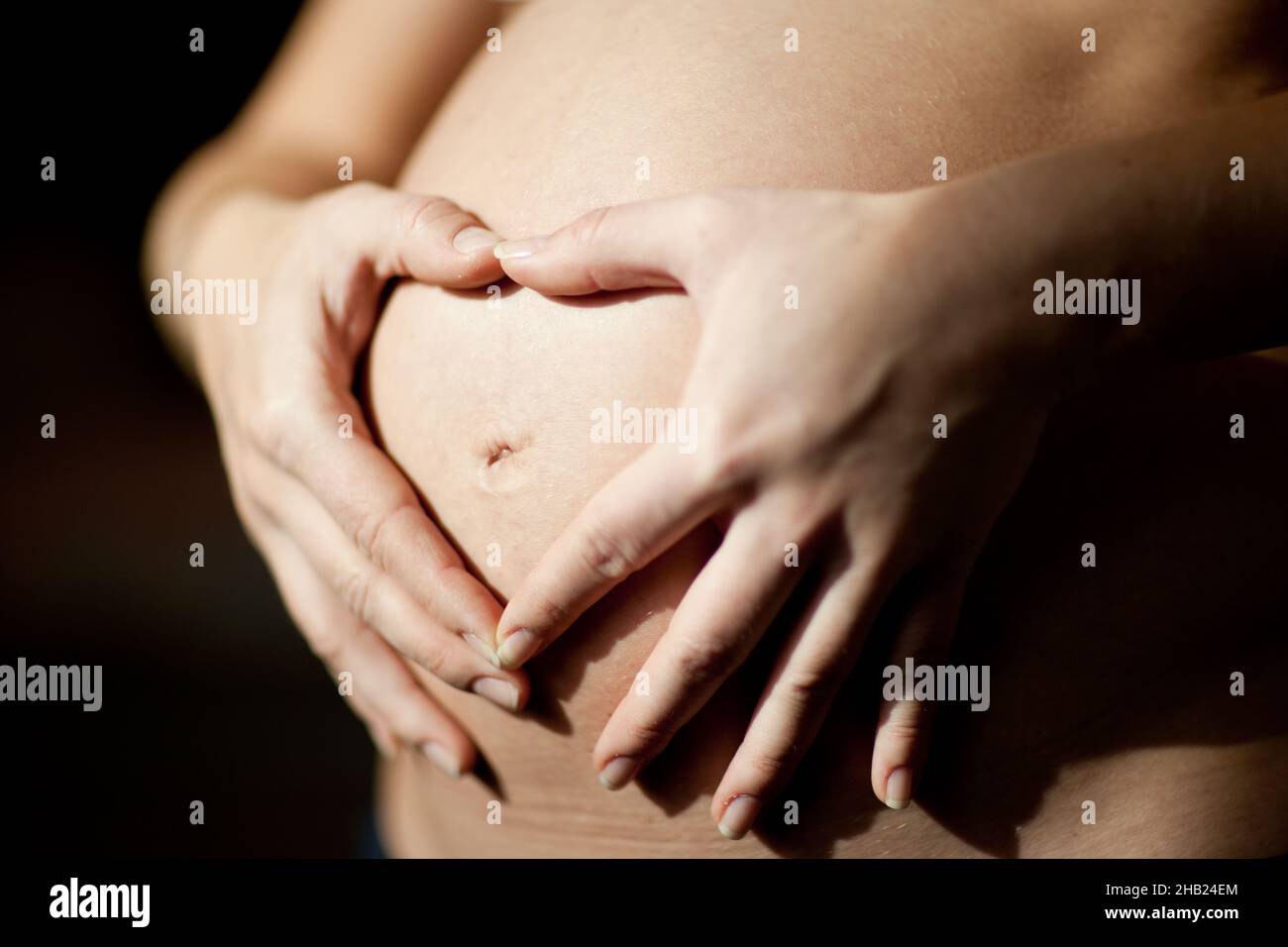 gravidanza, pancia, cuore, mani, ombelico, gravidanza, pancia del bambino, donna, dito, simbolo, forma, figura, rotonda, delizia, felice, simbolicamente, a, bambino, fa Foto Stock