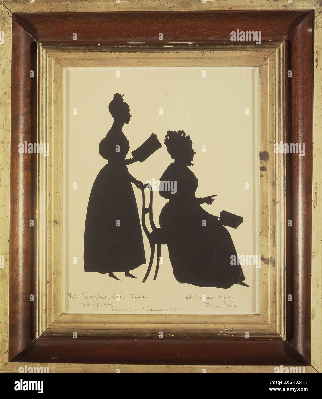 Taglio silhouette di due donne a destra, carta, ca. 1835, dimensioni incorniciate: 14 1/2 x 12 3/4 pollici, 36,7 x 32,4 cm, camici, tempo libero, letteratura, lettura, due donne, donne e libri Foto Stock