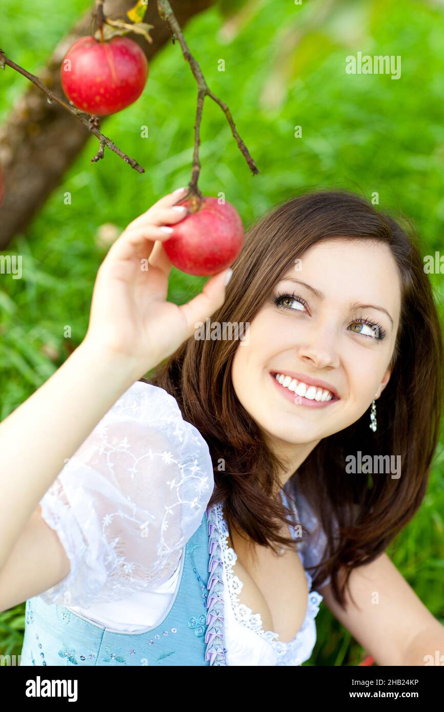 Apple, donna, scegliere, tentazione, filiale, mangiare, paradiso, destra, denti, appeso, Ramo, erba, mele, rosso, Stiria, Persona, ridendo, Austria, tenere, frate Foto Stock