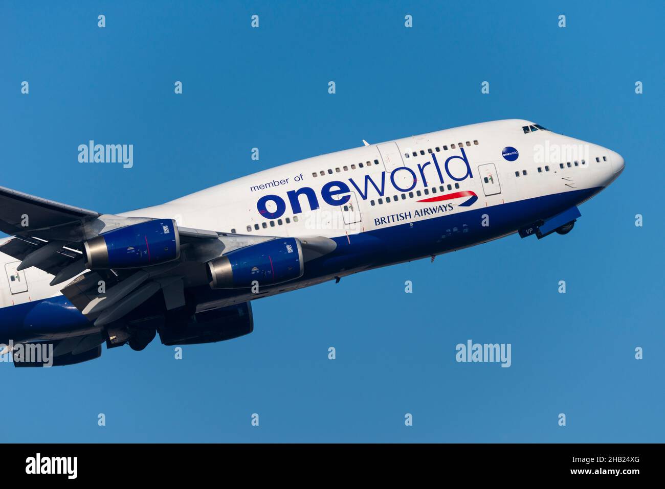 Il marchio dell'alleanza di compagnie aeree oneworld su British Airways Boeing 747-400 Airliner Jet aereo G-CIVP decollo dall'aeroporto di Londra Heathrow in cielo blu Foto Stock
