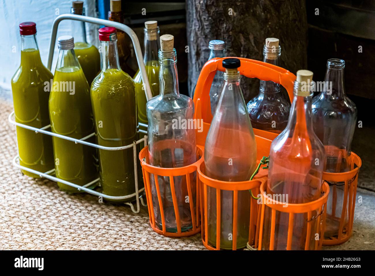 Frantoio tradizionale (Moulin a Huile Traditionnel) a Draguignan, Francia. Confezione da sei con succo d'oliva fresco. Il Moulin de Saint-Cassien ha circa il 98% di clienti privati. Portano le loro bottiglie, fanno imbottigliare l'olio d'oliva e fanno una chiacchierata con il maestro di stampa Fabrice Godet. Foto Stock
