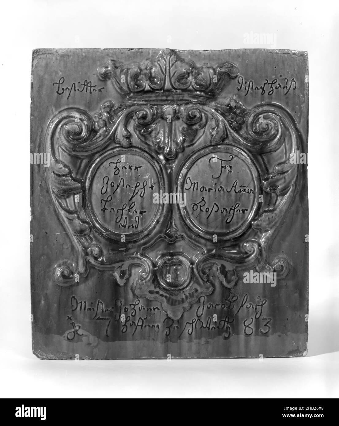 Piastrella, Earthenware, ca. 1783, 9 3/4 x 8 3/4 pollici, 24,8 x 22,2 cm, 18th secolo, 18thC, ceramica, pubblicità, bronz Foto Stock