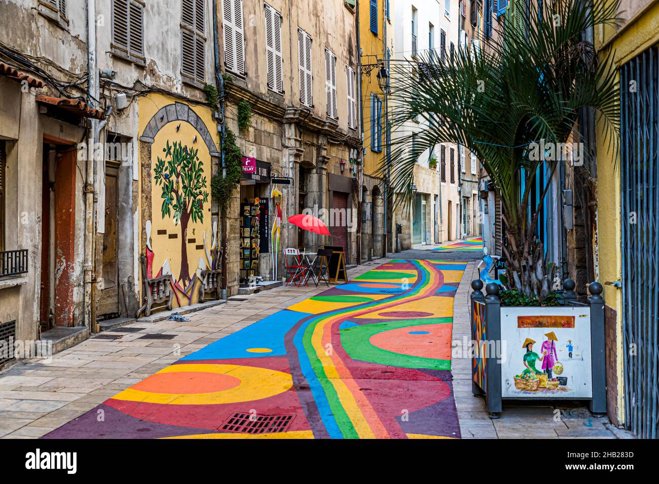La strada dei colori (Rue em Couleurs 2021) Draguignan, Francia Foto Stock