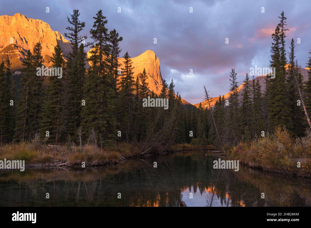 Ha Ling Peak e Monte Lawrence grassi all'alba in autunno, Canmore, Alberta, Canadian Rockies Foto Stock