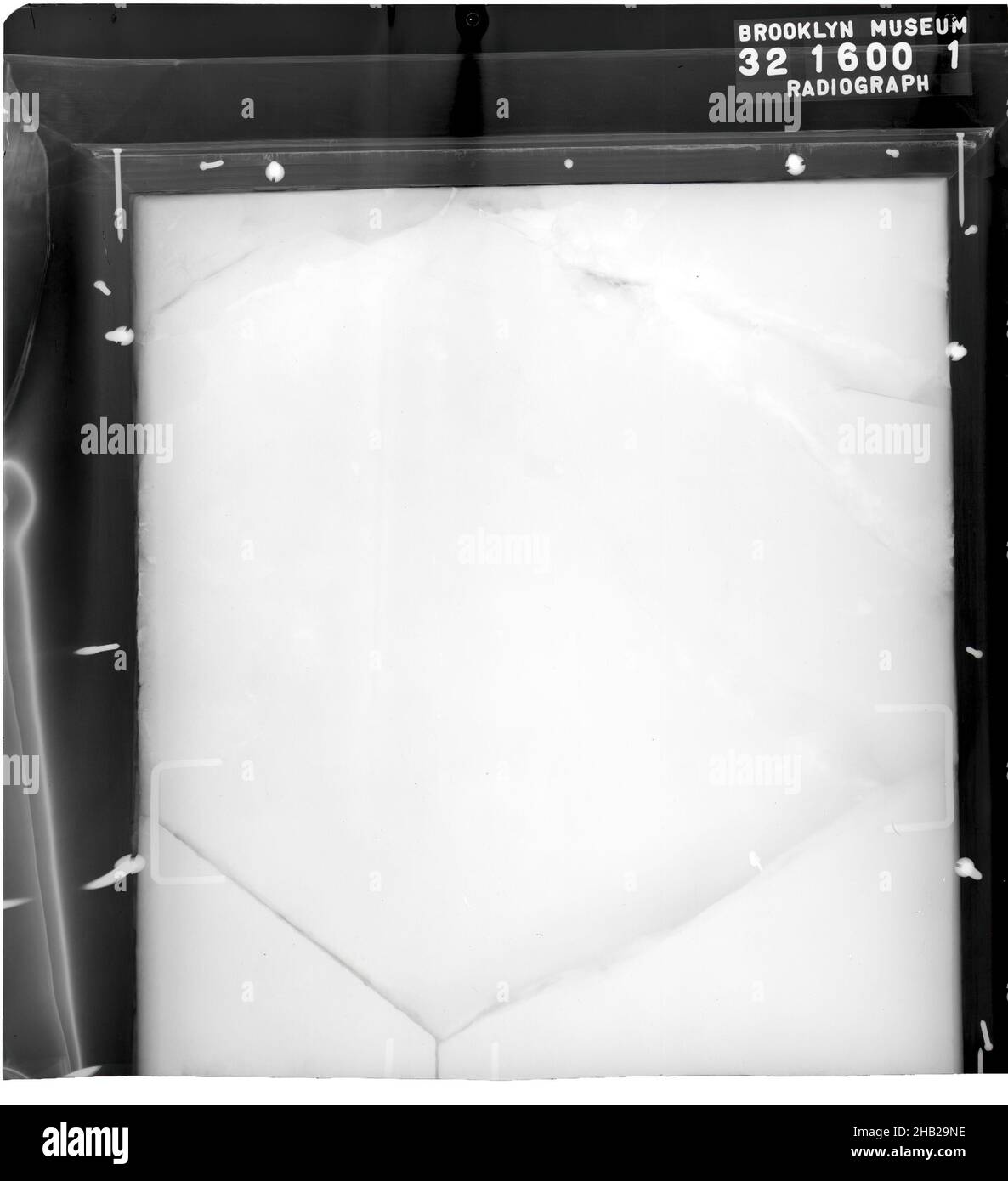 Pittura di un uomo che odora un fiore di loto, calcare, gesso, pigmento, ca. 1539-1075 a.C., Dynasty 18, New Kingdom, telaio: 9 11/16 x 8 3/8 pollici, 24,6 x 21,3 cm, raggi X. Foto Stock