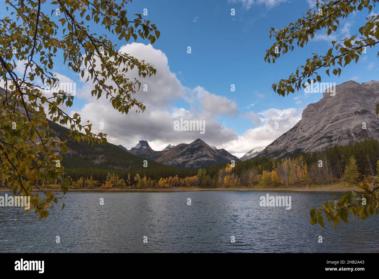 Wedge Pond in autunno, Kananaskis, Alberta, Canadian Rockies Foto Stock