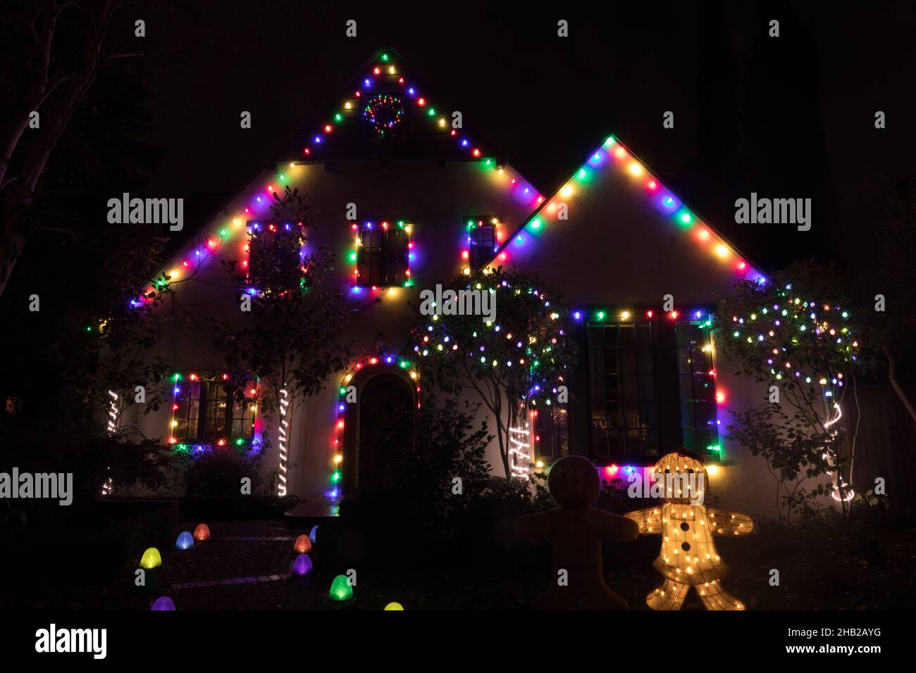 Le luci della notte di Natale decorano la casa Foto Stock