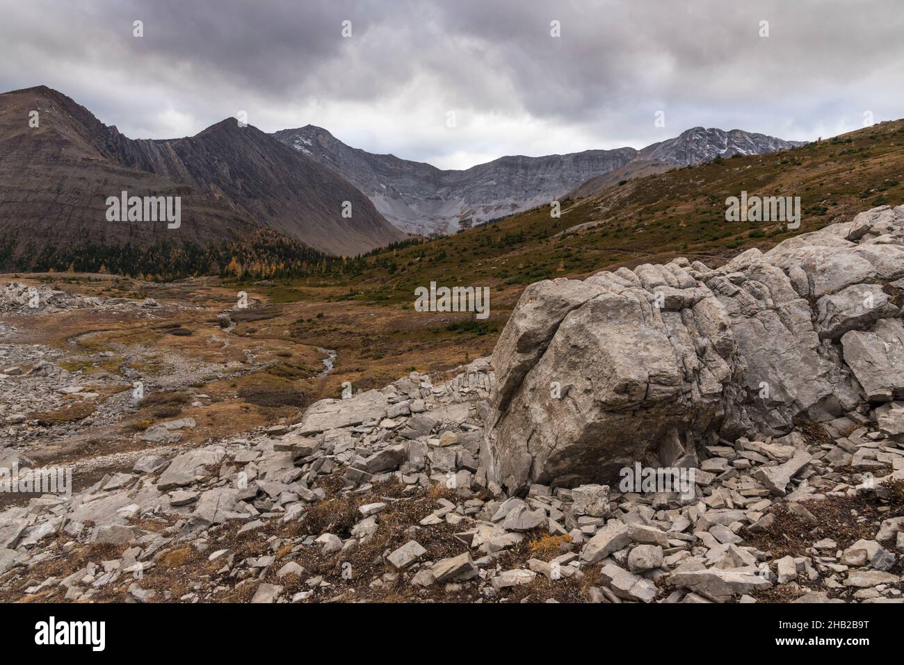 Percorso circo di Ptarmigan in autunno, Kananaskis, Peter Lougheed Provincial Park, Alberta, Canada Foto Stock