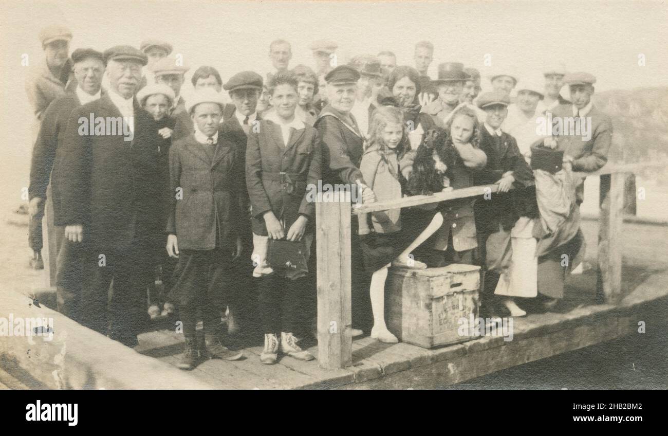 Antica fotografia del c1900, con il titolo "la folla di Monhegan" su un molo, magari in attesa di un traghetto a Monhegan, Maine. FONTE: STAMPA FOTOGRAFICA ORIGINALE. Foto Stock