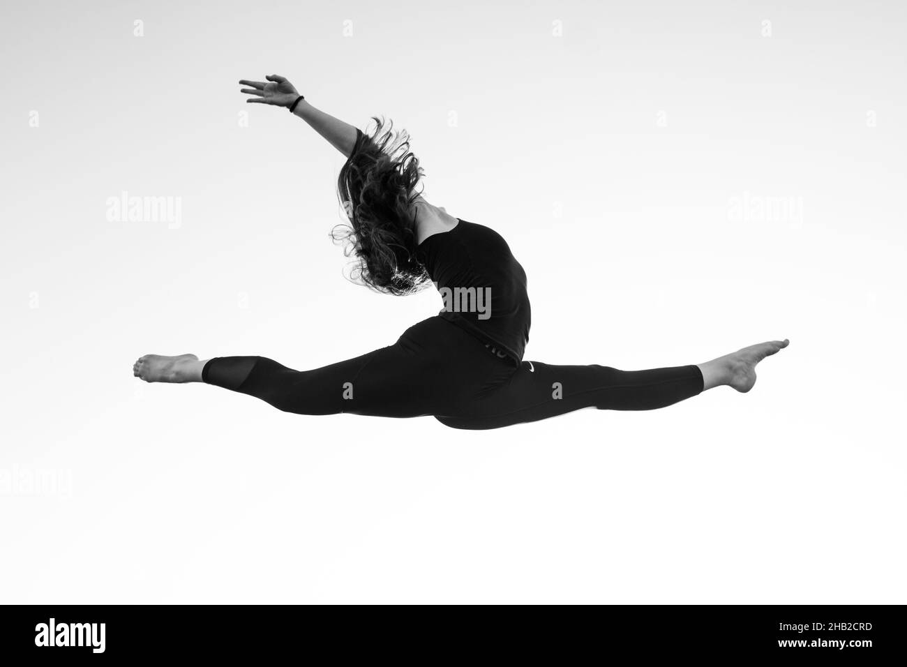 Scala di grigi di una ballerina nell'aria Foto Stock