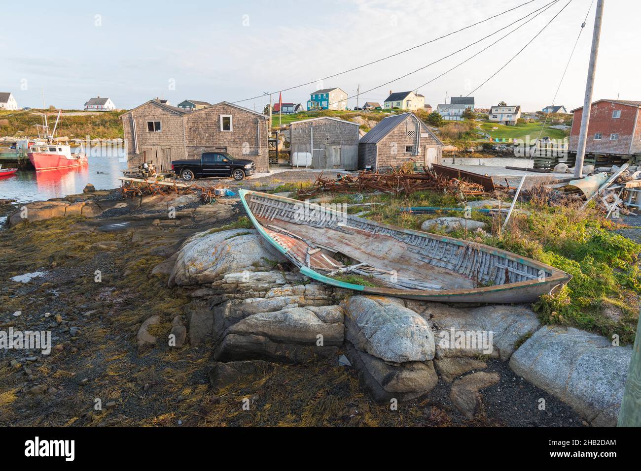 Peggy's Cove villaggio di pescatori con insenatura storica e bacini di pesce, Nuova Scozia, Canada Foto Stock
