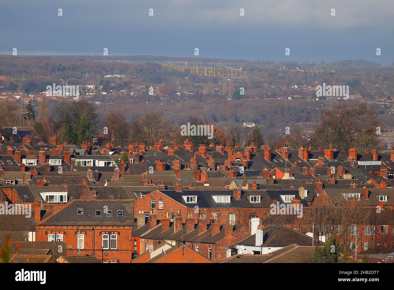 Una vista sui tetti di Horsforth verso l'Aeroporto di Leeds Bradford. Il sistema giallo di atterraggio strumentale può essere visto all'orizzonte. Foto Stock