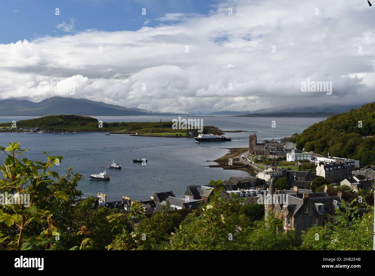 Vista di Oban Bay dalla McCaig's Tower, Oban, Scozia, Regno Unito Foto Stock