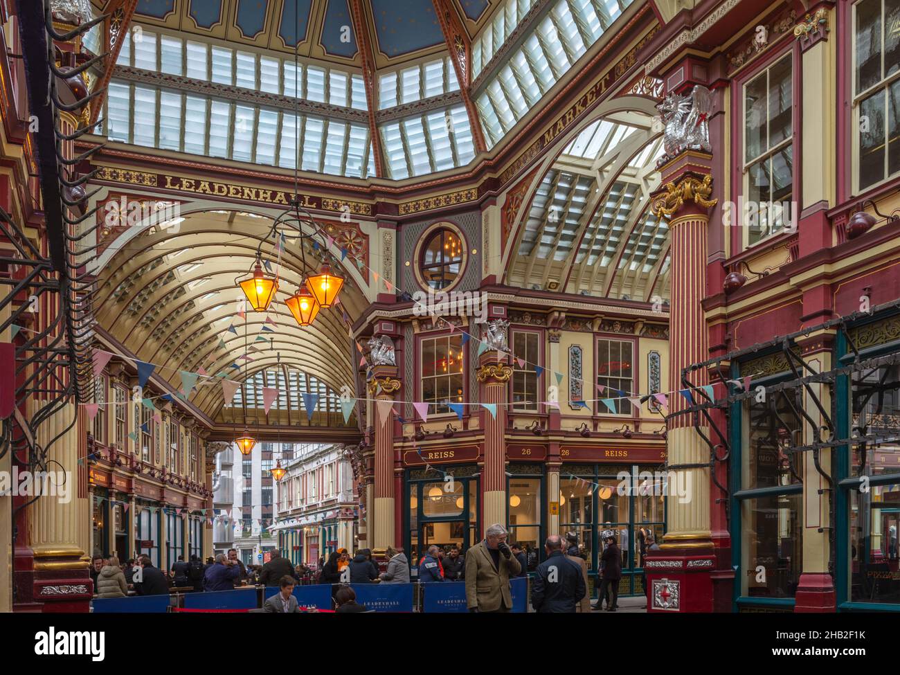 All'interno del mercato di Leadenhall un vivace mercato al coperto vittoriano e storico a Gracechurch Street, Londra, Inghilterra, Regno Unito Foto Stock