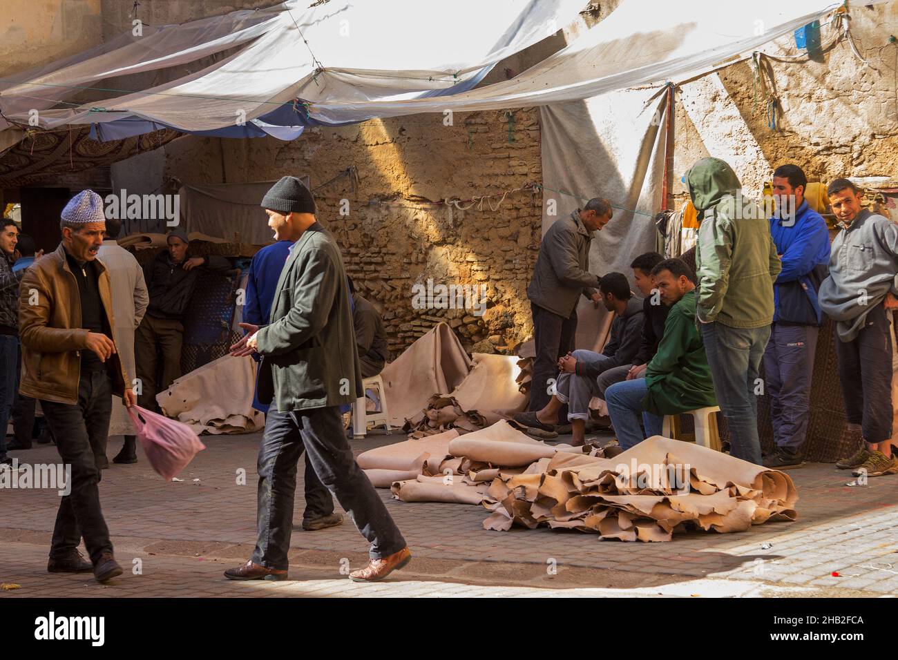 Fez, Marocco - Febbraio 23. 2019: La gente del posto vende cuoio crudo nel mercato della medina (centro storico) vicino alla conceria tradizionale. Foto Stock