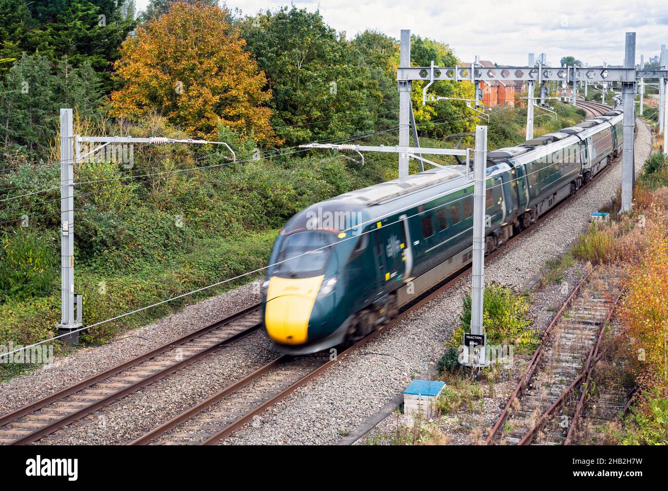 UK, England, Berkshire, Padworth Village, GWR Class 802 treno sulla linea principale tra Reading e Newbury vicino ad Aldermaston Foto Stock
