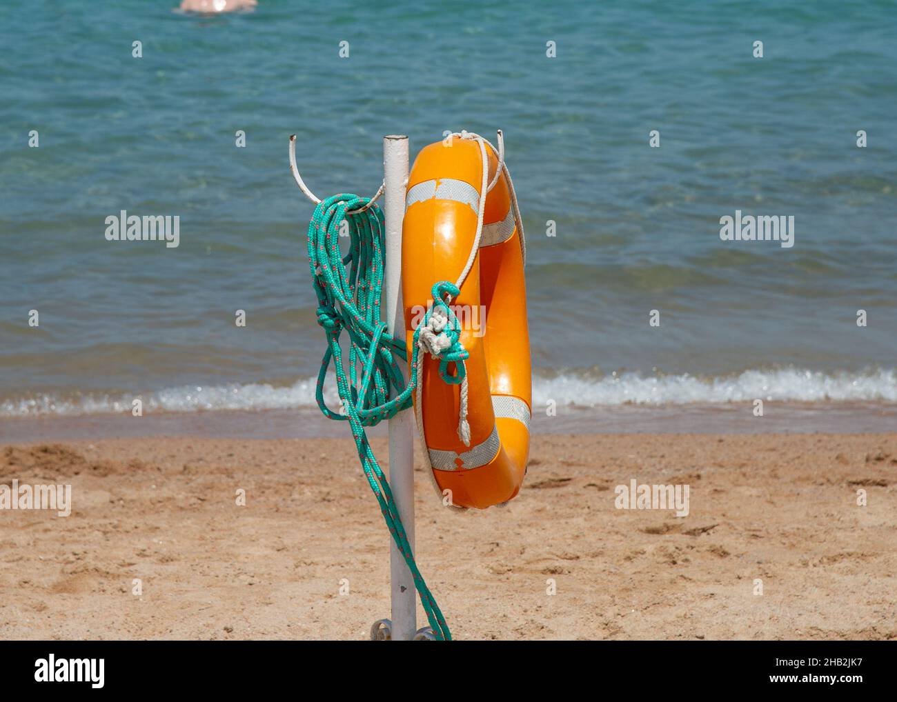 Lifebuoy arancione in Egitto sulla spiaggia di Hurgada Foto Stock