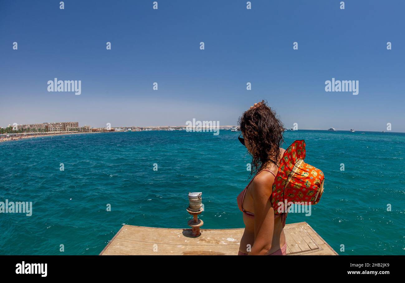 Bella donna di 40 anni in posa in viaggio in Egitto Hurgada sulla spiaggia .concept per i viaggi Foto Stock